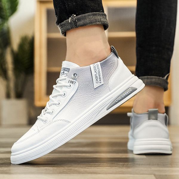 Baltos spalvos vyriški sportbačiai su 3D raidėmis ir lygiu padu