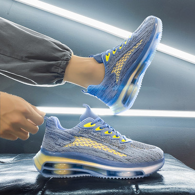 Erinevates värvitoonides meeste spordivõrgust tossud