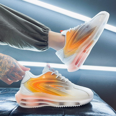 Erinevates värvitoonides meeste spordivõrgust tossud