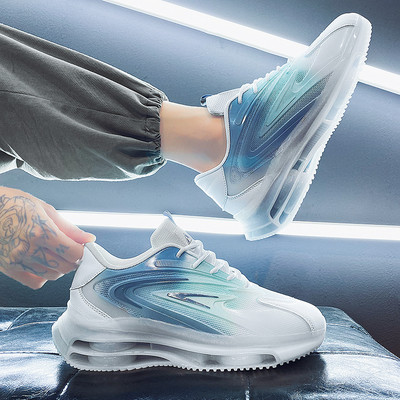 Erinevates värvitoonides meeste spordivõrgust tossud