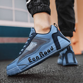 Paprasti vyriški sportbačiai su dekoratyvinėmis raidėmis