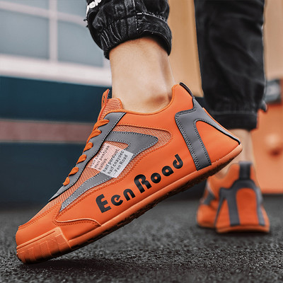 Paprasti vyriški sportbačiai su dekoratyvinėmis raidėmis