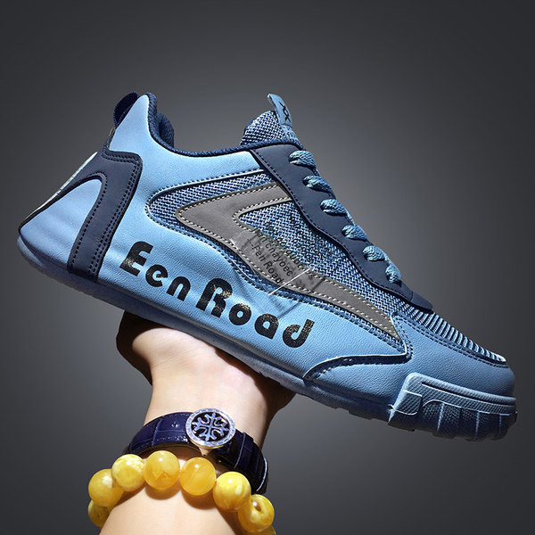 Paprasti vyriški sportbačiai su dekoratyvinėmis raidėmis