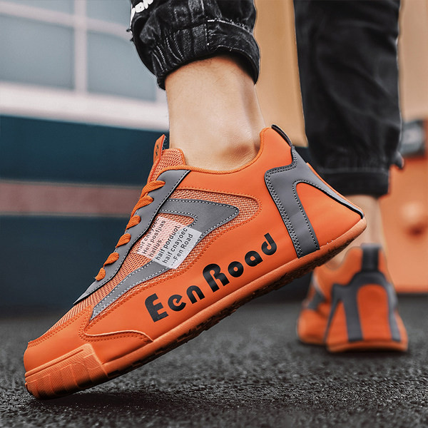 Paprasti vyriški sportbačiai su dekoratyvinėmis raidėmis