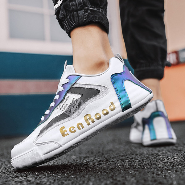 Paprasti vyriški sportbačiai su dekoratyvinėmis raidėmis