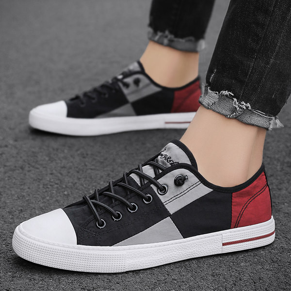 Különböző színű fűzős férfi tornacipő lapos talppal