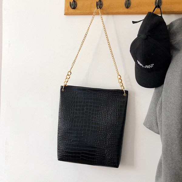 Laisvalaikio rankinė iš dirbtinės odos su pečių grandinėle