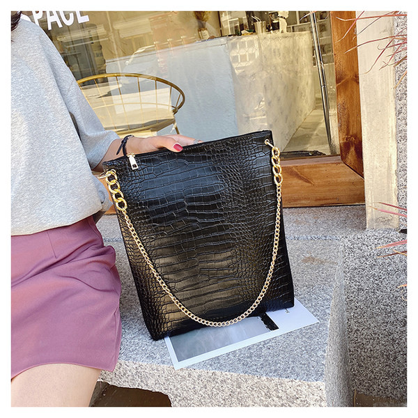 Laisvalaikio rankinė iš dirbtinės odos su pečių grandinėle