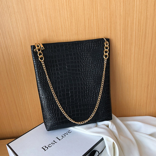 Laisvalaikio rankinė iš dirbtinės odos su pečių grandinėle