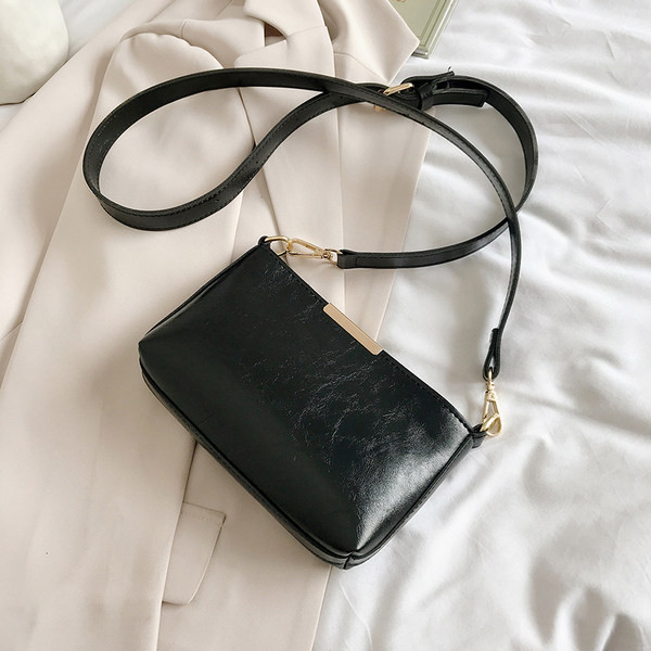 Női kis válltáska több színben