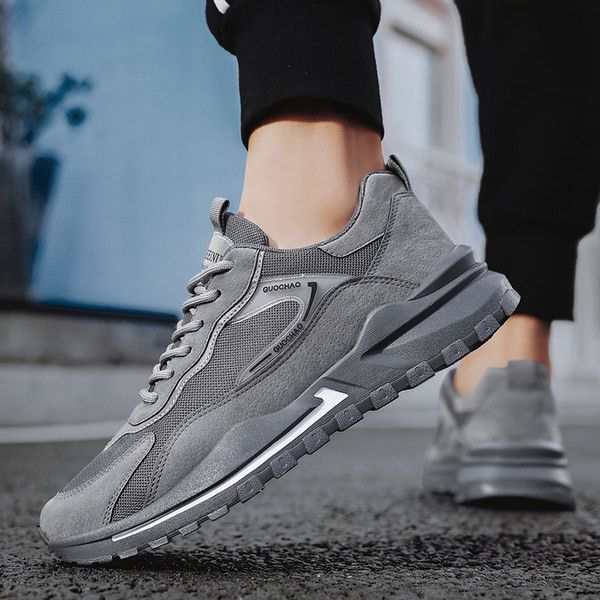 Įvairių spalvų sportiniai vyriški sportbačiai