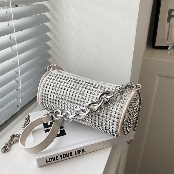 Rankinė su dekoratyviniais akmenimis ir užtrauktuku