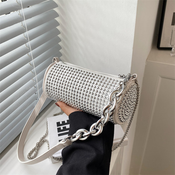 Rankinė su dekoratyviniais akmenimis ir užtrauktuku