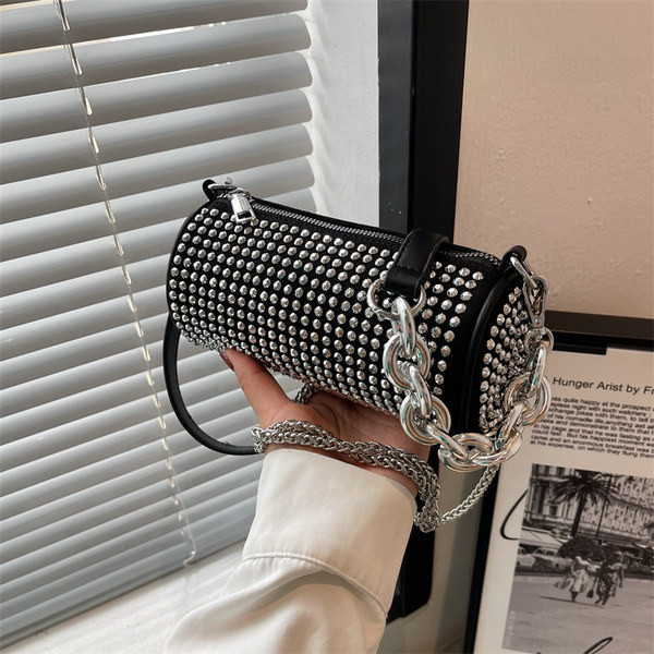 Rankinė su dekoratyviniais akmenimis ir užtrauktuku