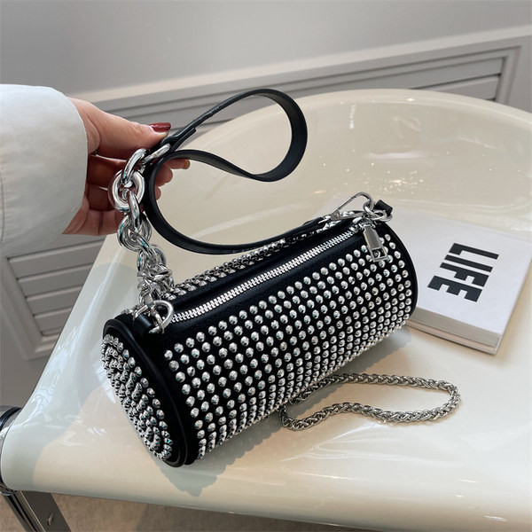 Rankinė su dekoratyviniais akmenimis ir užtrauktuku