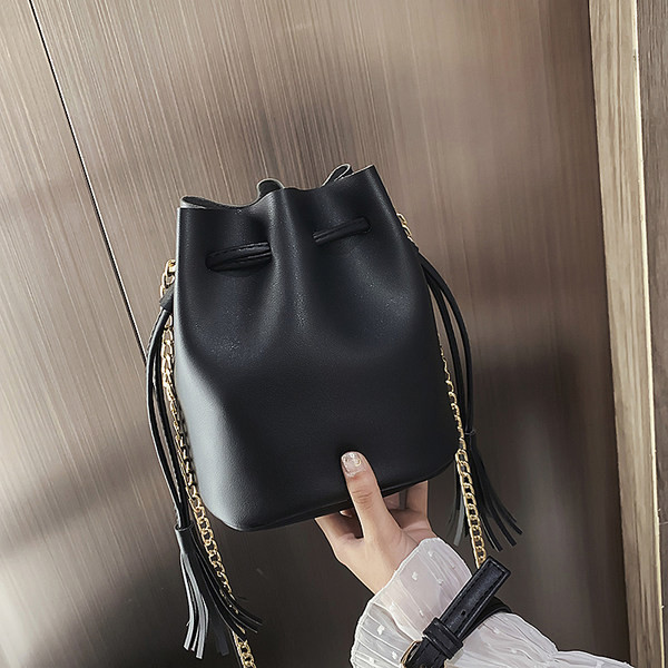 Juodos spalvos moteriška laisvalaikio rankinė