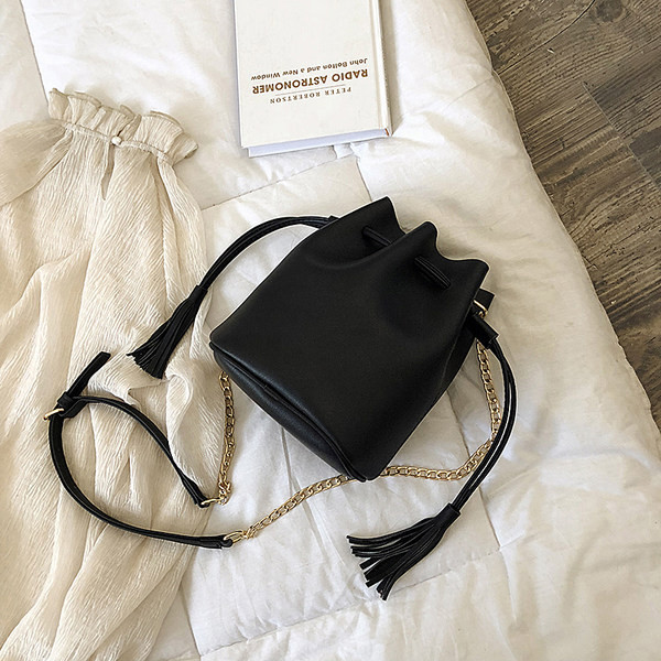 Juodos spalvos moteriška laisvalaikio rankinė