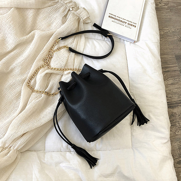 Juodos spalvos moteriška laisvalaikio rankinė