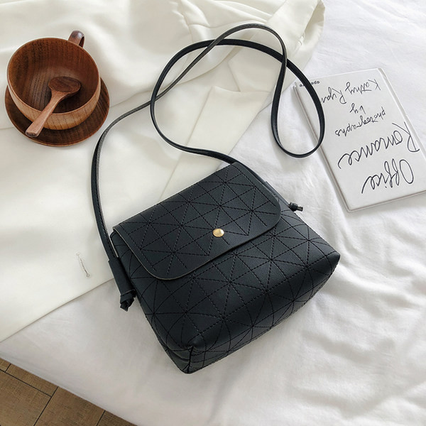 Mažas moteriškas dygsniuotos eko odos krepšys