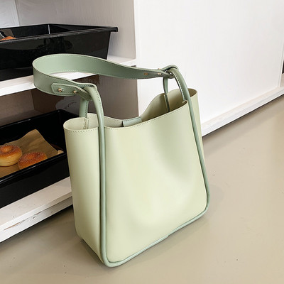 Naiste nahast kandekott metallist lukuga