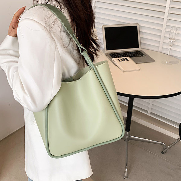 Naiste nahast kandekott metallist lukuga