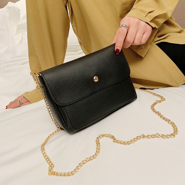 Šiuolaikinė moteriška juoda rankinė su petnešėlėmis