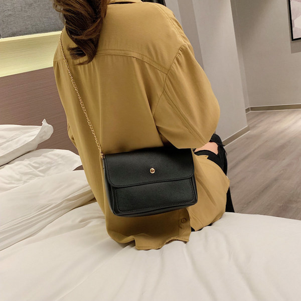 Šiuolaikinė moteriška juoda rankinė su petnešėlėmis