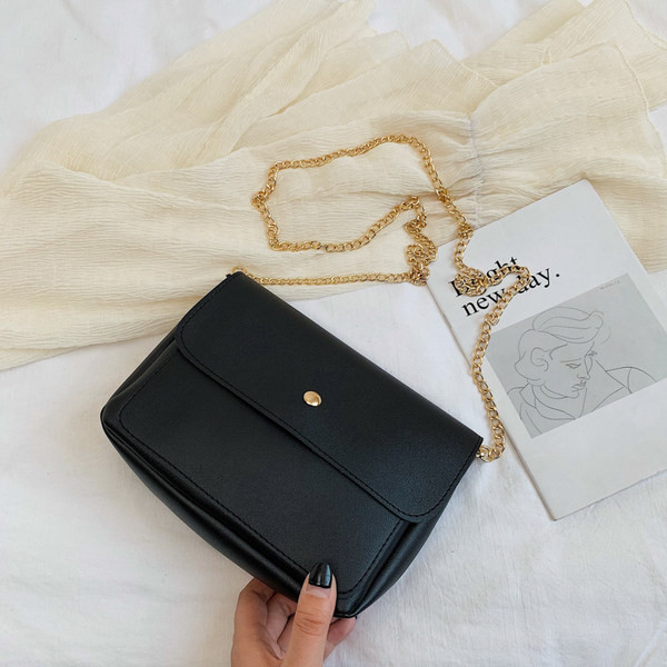 Šiuolaikinė moteriška juoda rankinė su petnešėlėmis