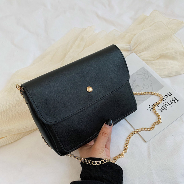 Šiuolaikinė moteriška juoda rankinė su petnešėlėmis