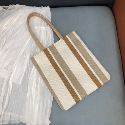 Csíkos női táska cipzárral