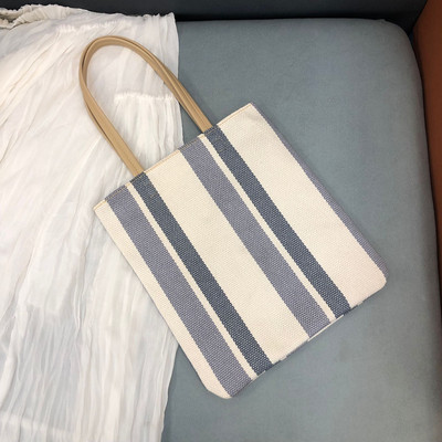 Csíkos női táska cipzárral