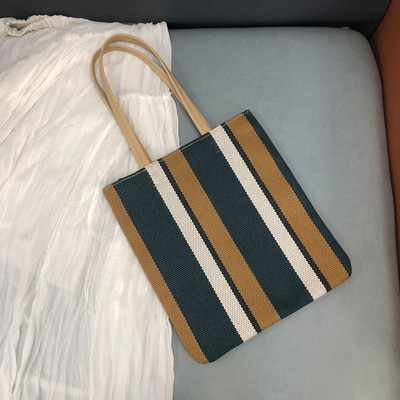 Csíkos női táska cipzárral