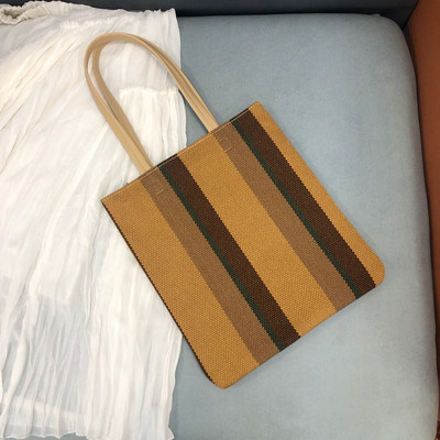 Csíkos női táska cipzárral