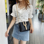 Fekete női táska bézs színű övvel