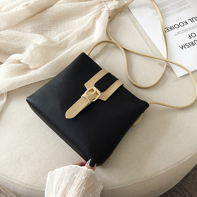 Fekete női táska bézs színű övvel