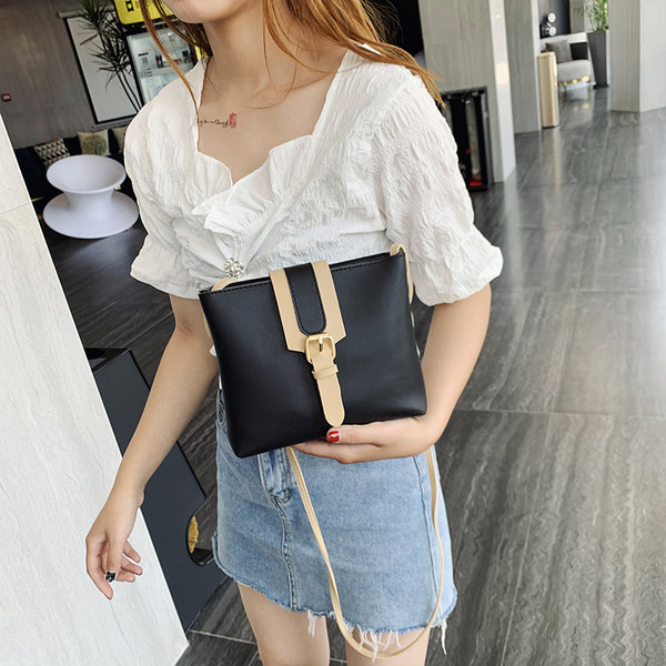 Fekete női táska bézs színű övvel