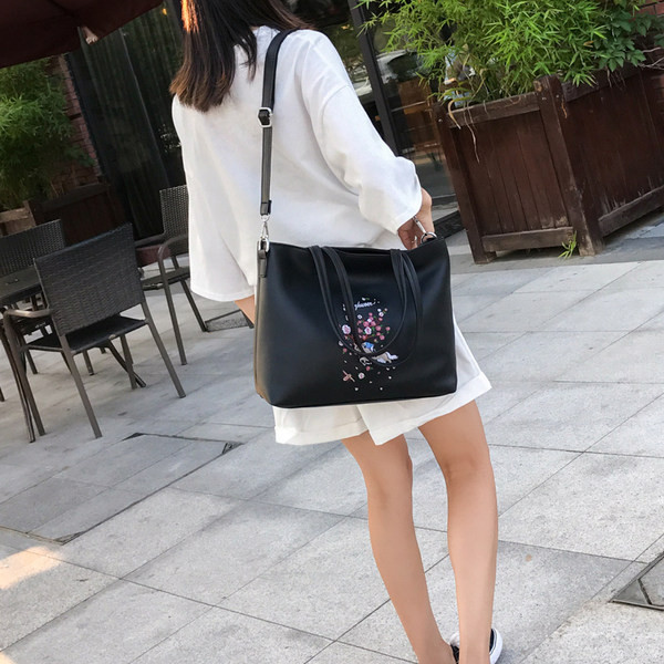 Moteriškas kvadratinis eko odos krepšys su siuvinėjimu ir ilga rankena