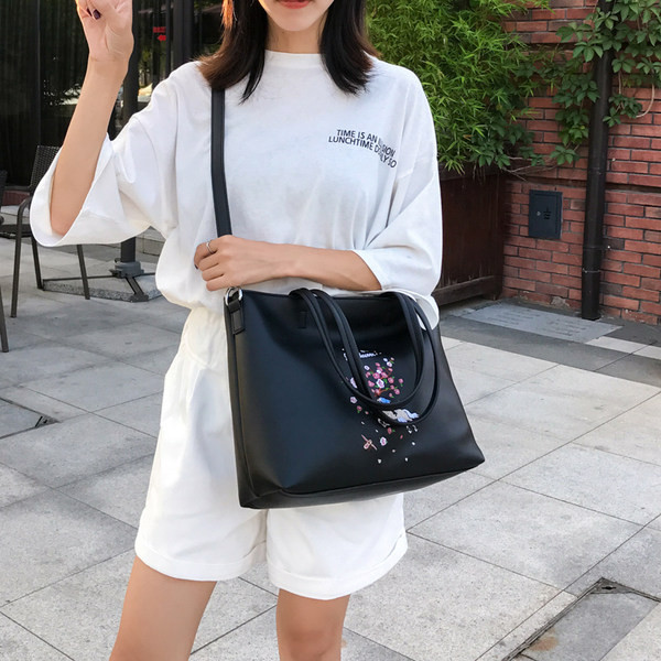 Moteriškas kvadratinis eko odos krepšys su siuvinėjimu ir ilga rankena