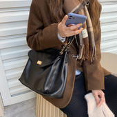 Γυναικεία μαύρη τσάντα με χερούλια και χρυσό κούμπωμα