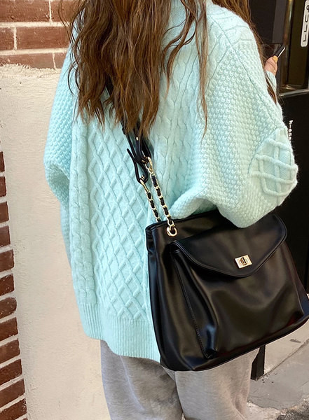 Moteriška juoda rankinė su rankenomis ir auksiniu užsegimu