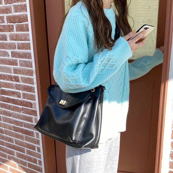 Moteriška juoda rankinė su rankenomis ir auksiniu užsegimu