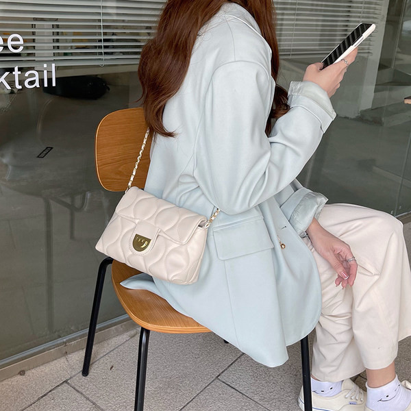 Új női táskák - egy vállal