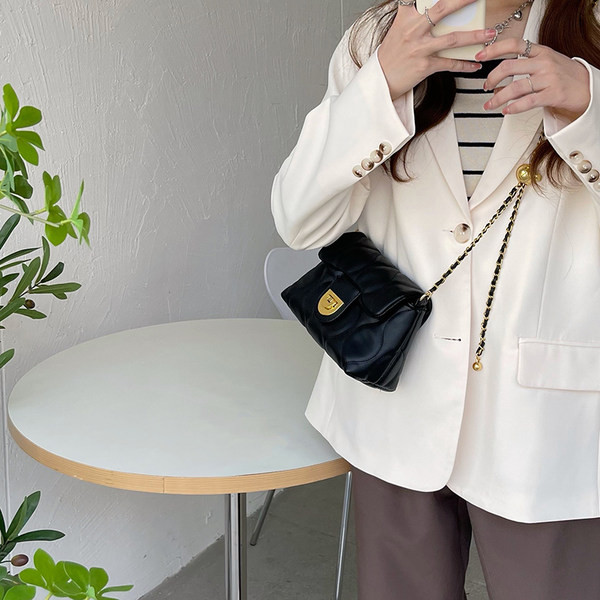 Új női táskák - egy vállal