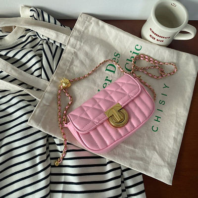 Κομψή μικρή δαμασκηνή τσάντα με διακοσμητική αγκράφα