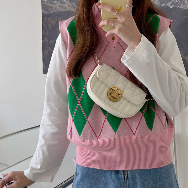 Κομψή μικρή δαμασκηνή τσάντα με διακοσμητική αγκράφα