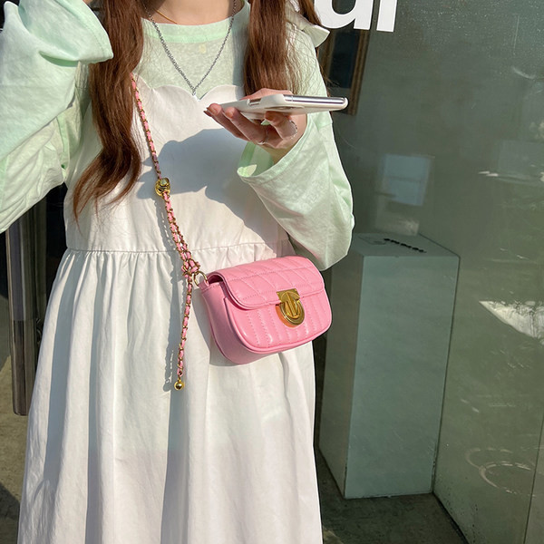 Κομψή μικρή δαμασκηνή τσάντα με διακοσμητική αγκράφα