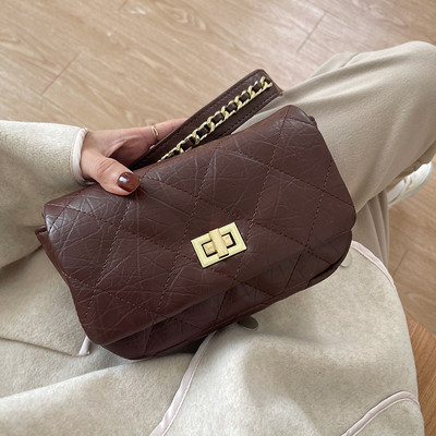 Дамска кожена чанта с метално закопчаване подходяща за ежедневието