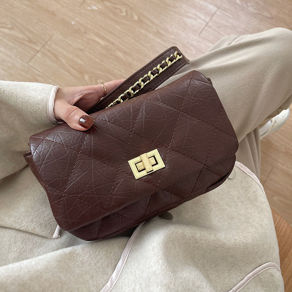 Дамска кожена чанта с метално закопчаване подходяща за ежедневието