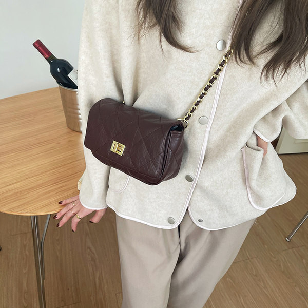 Дамска кожена чанта с метално закопчаване подходяща за ежедневието