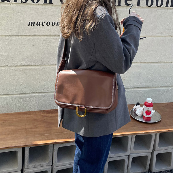 Kunstnahast vabaaja õlakott